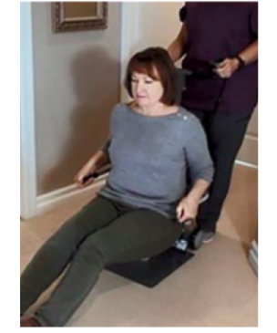 En la imagen se ve a una mujer que levanta con el elevador Indeelift a una persona que ha caído al suelo