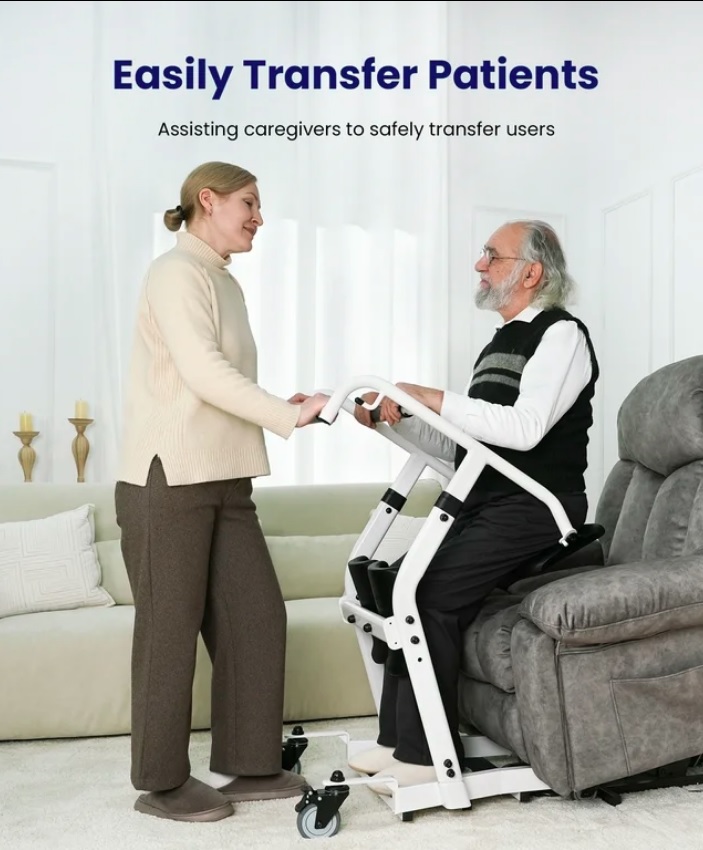 Cuidadora asistiendo a un hombre mayor con un dispositivo de traslado seguro para facilitar la incorporación.