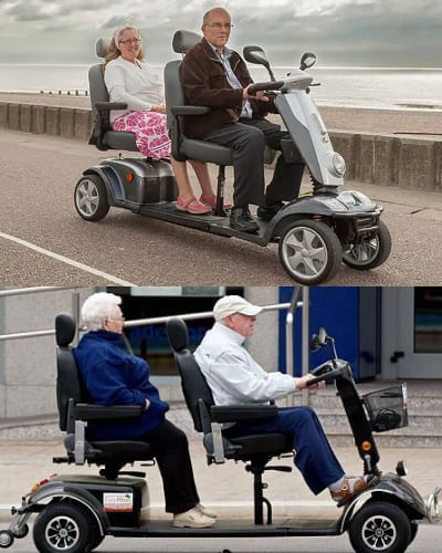 Pareja de personas mayores en scooter eléctrico de 2 plazas paseando junto al mar